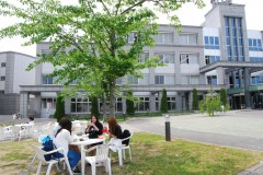 外のベンチで昼食をとる学生の皆さん